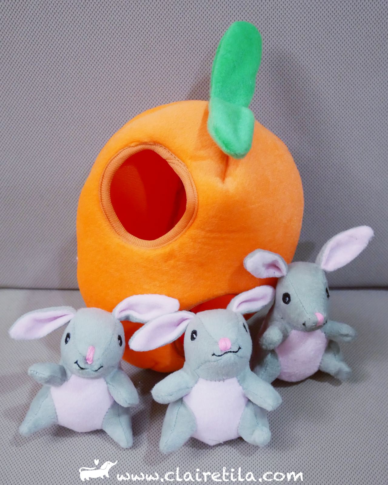 狗狗玩具》Amazon買的玩具~蘿蔔屋裡的三隻小兔子-毛小孩日腸♥♥