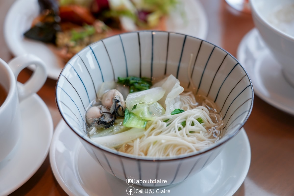 台南住宿推薦｜台南遠東香格里拉一泊二食！高樓景觀房看火車，遠東Café 國際美食超滿足