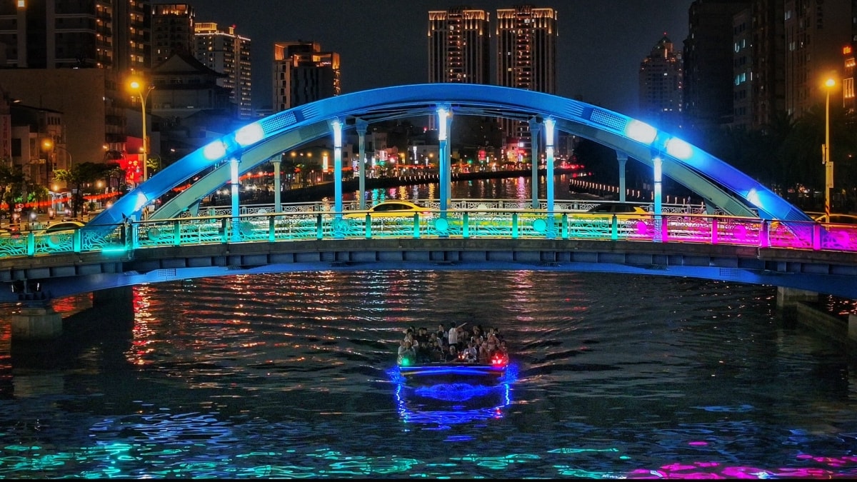 台南兩天一夜這樣玩｜百年運河夜遊、文化走讀、武聖夜市美食到臺南國家美術館