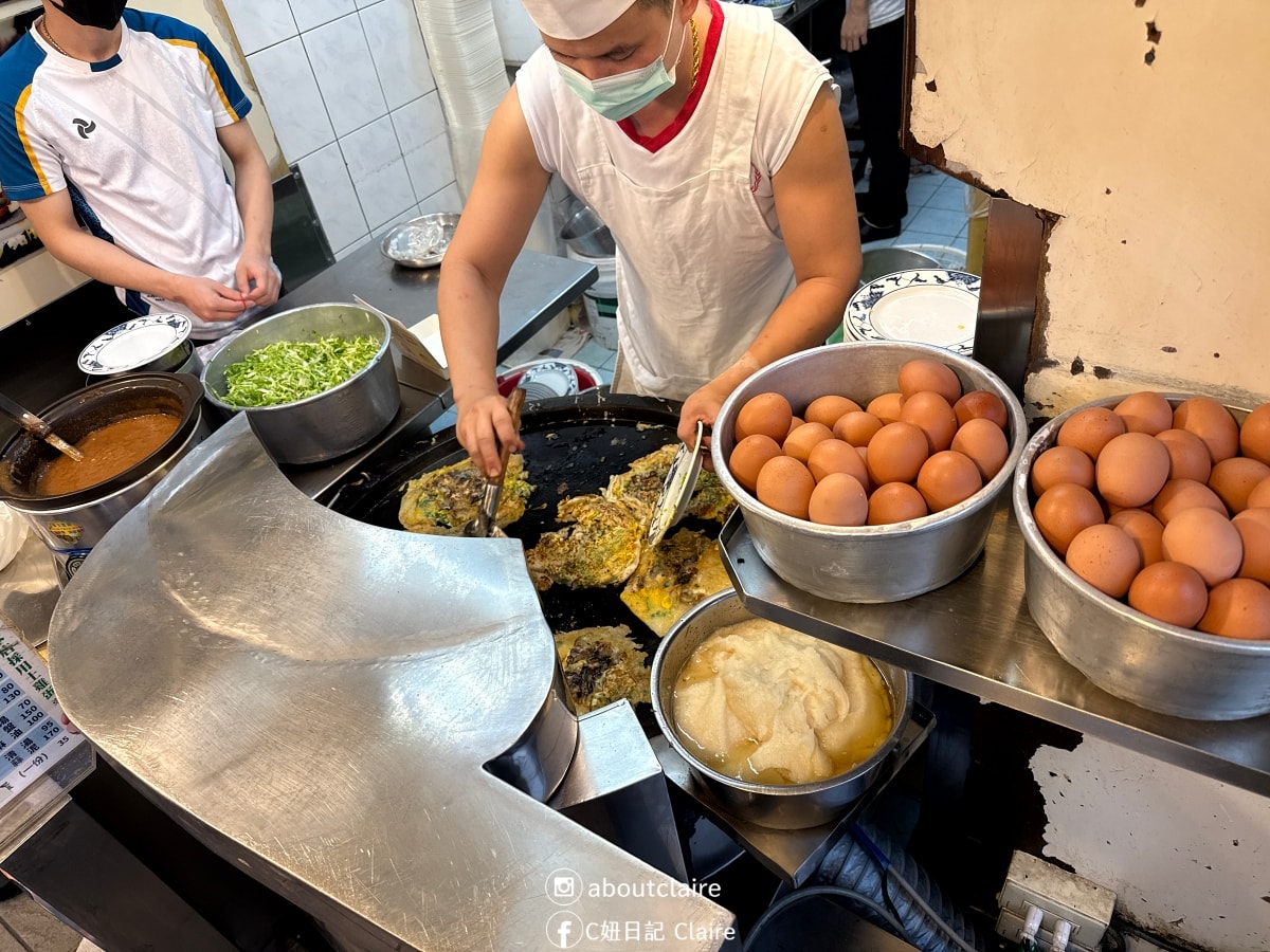 賴雞蛋蚵仔煎 寧夏夜市美食｜土雞蛋蚵仔煎厚實又香，麻油腰只、蚵仔清湯！