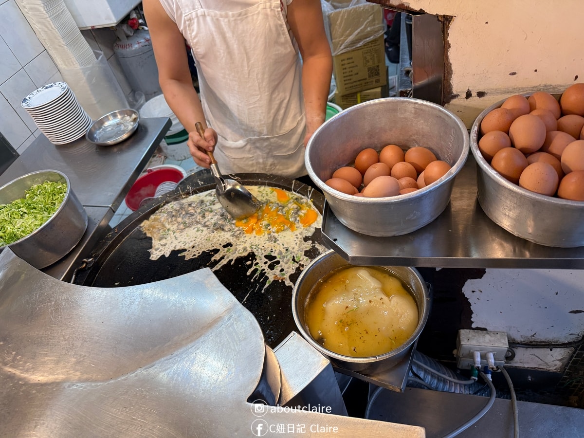 賴雞蛋蚵仔煎 寧夏夜市美食｜土雞蛋蚵仔煎厚實又香，麻油腰只、蚵仔清湯！