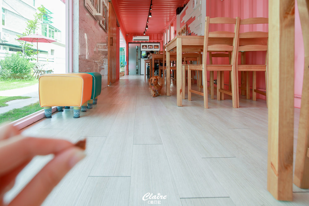 台南特色餐廳.項圈工場主題寵物餐廳~粉色貨櫃屋內的小天地！